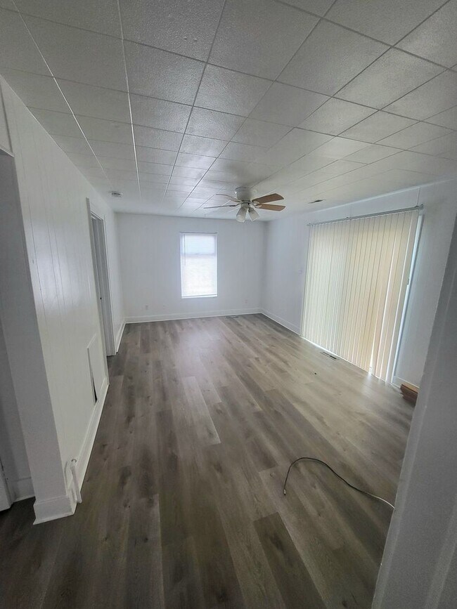 Foto del edificio - Large 2 BDRM 1 BA single family home across from the Beach!