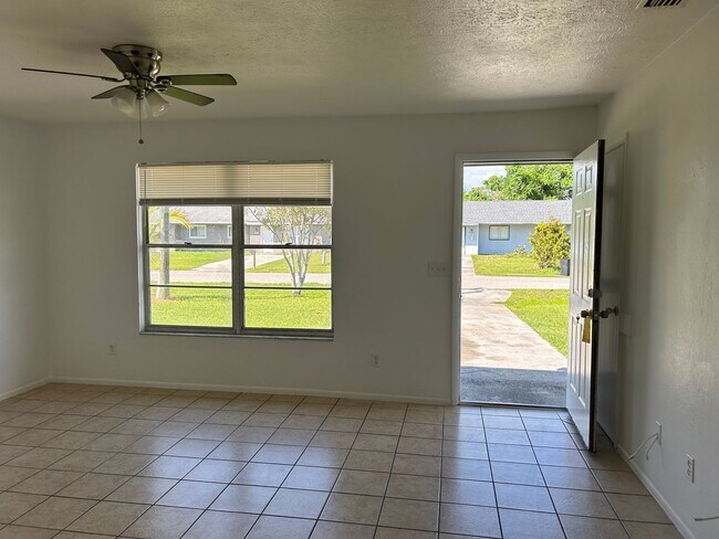 Foto del edificio - 4168-4170 Pine Drop Lane