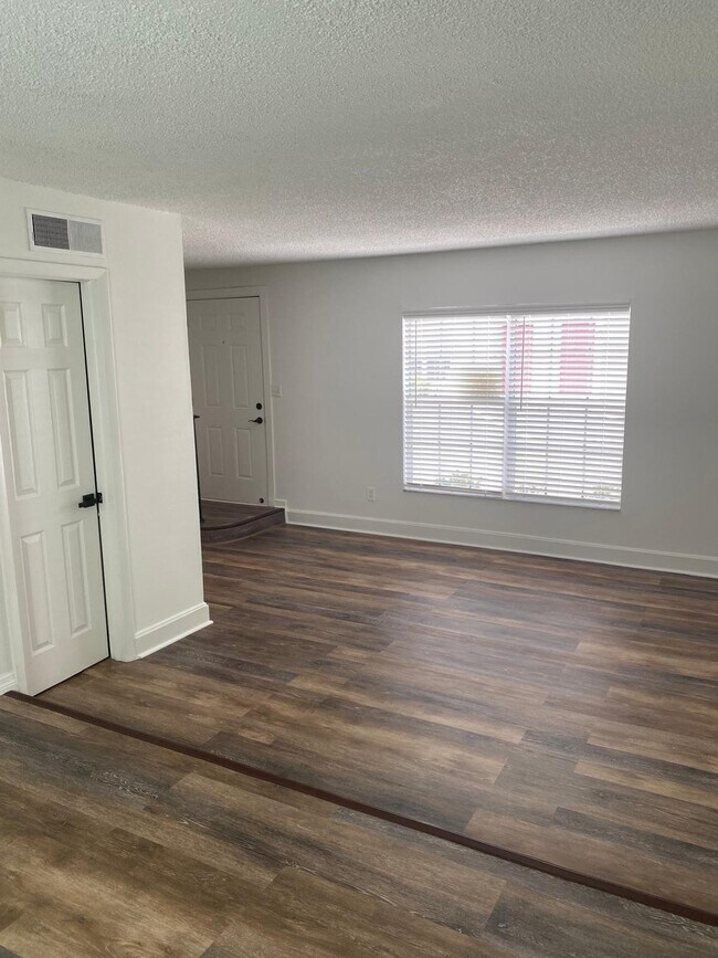 Building Photo - 5642 Townhouse Dr