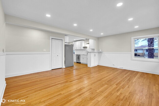 Building Photo - 4938 W Randolph St