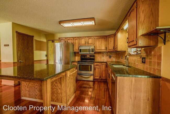 Foto del edificio - 4 br, 3 bath House - 738 Augsburg Ave