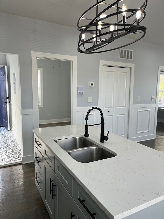 Foto del edificio - 5033 W Wabansia Ave