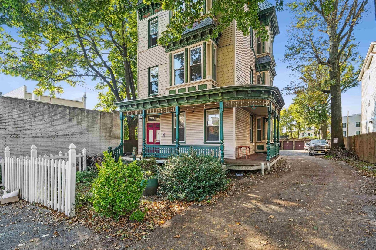 Primary Photo - 9 Sherman Pl