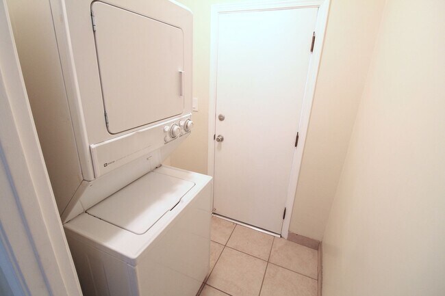 Building Photo - Hauser