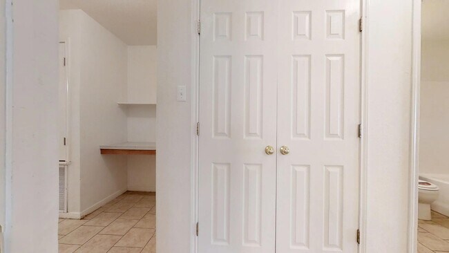 Foto del edificio - ALL TILE DUPLEX IN NOLANVILLE!!!