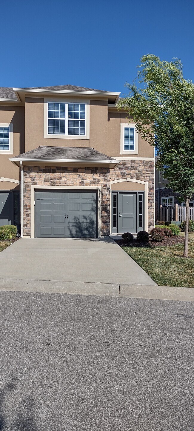 Foto del edificio - 15881 Valley View Dr