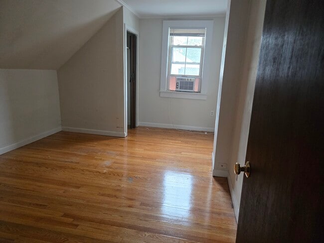 Building Photo - 122 Bacon St