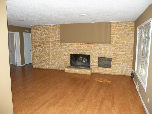 Building Photo - 3 Bed - 1 Full Bath Ranch for Rent!