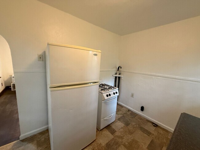 Building Photo - 1424 S Meeker Ave