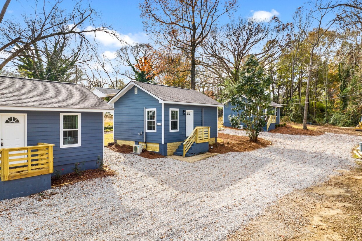 Primary Photo - Dreamy Auburn Cottage