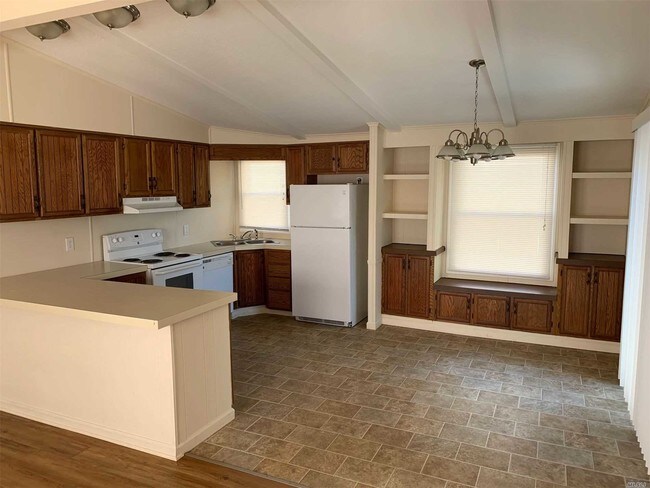 Foto del edificio - 110 Village Cir W