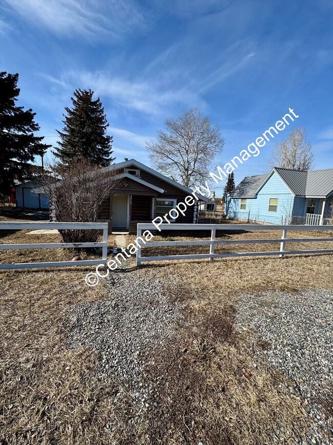 Building Photo - Two Bed One Bath House on the Flats