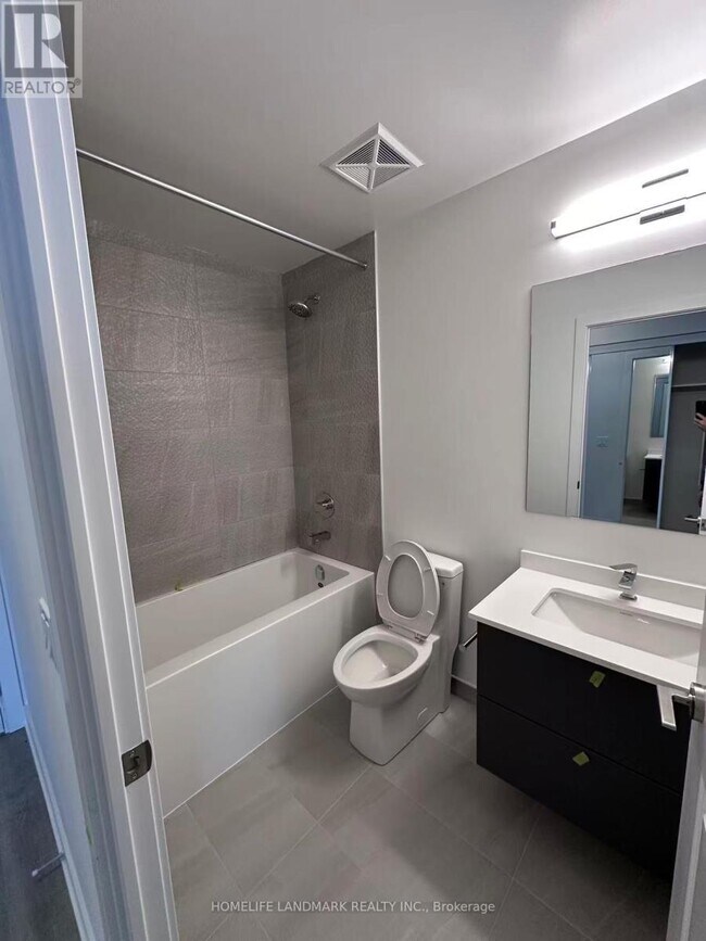 Photo du bâtiment - 50 Upper Mall Wy