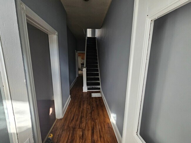 Foto del edificio - 827 Hutton St