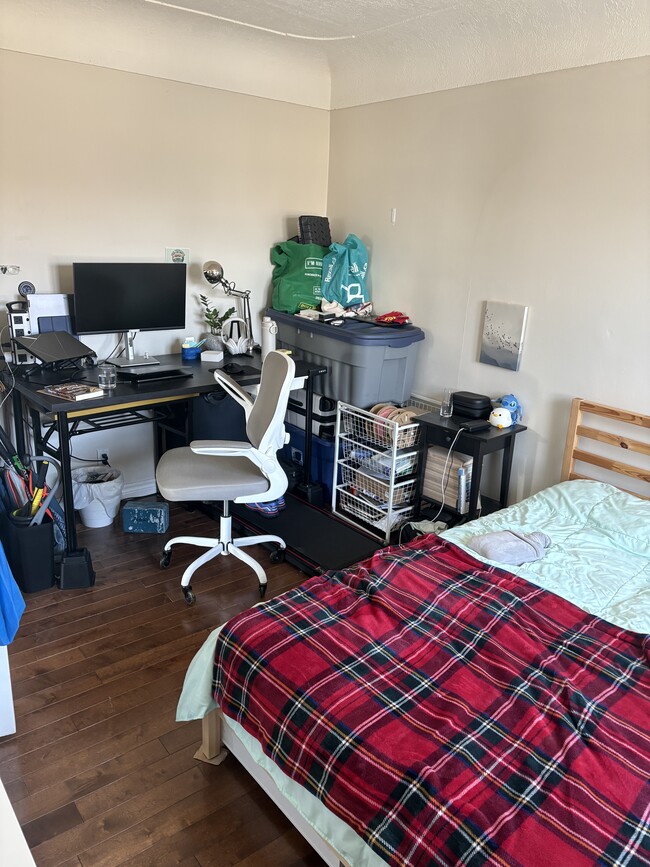 Building Photo - 1124 Main St W