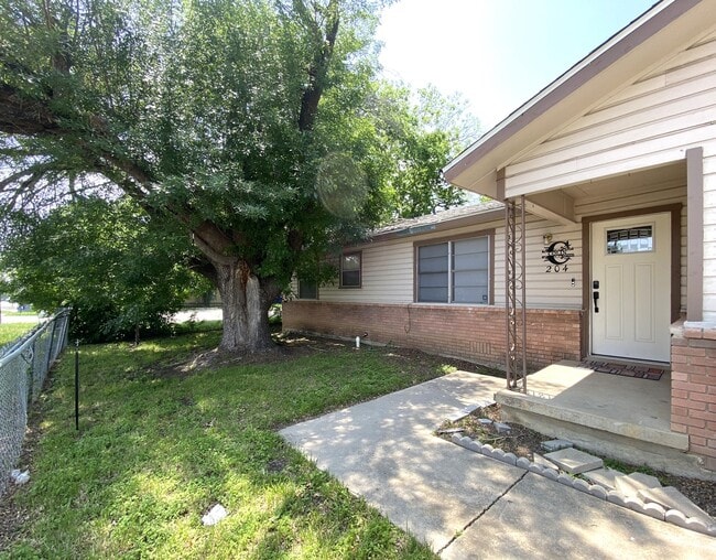 Building Photo - 204 Veterans Ave