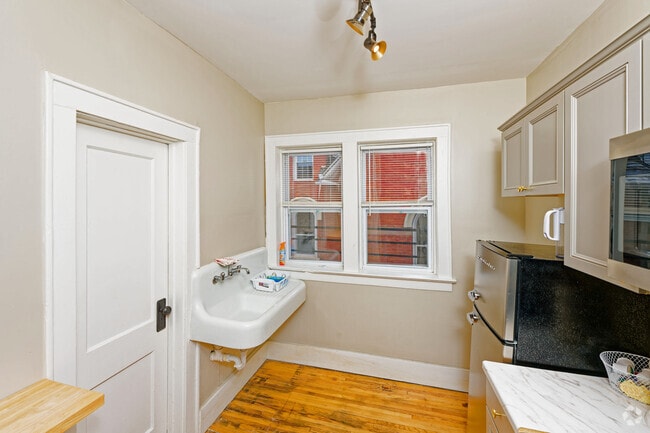 Efficiency 1 BA, 300SF Kitchen Dining Room - 145 S. Fitzhugh