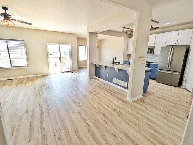 Building Photo - Stunning Modern Home with Breathtaking Mou...