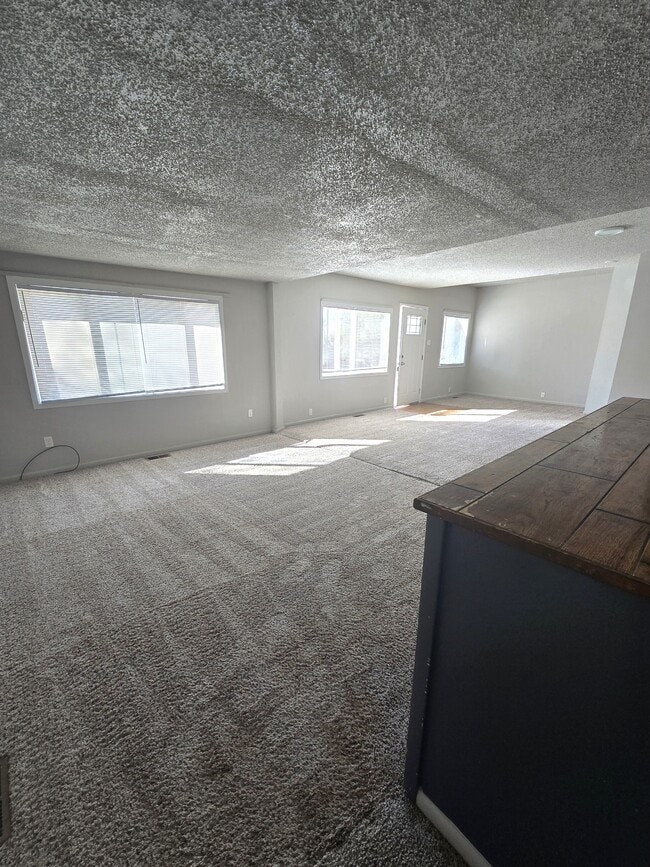 Building Photo - 738 25 Rd