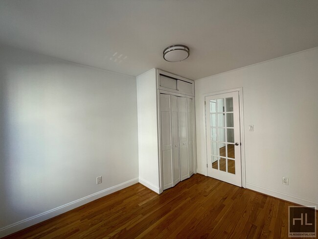 Building Photo - Sunny 3 Bedroom on East 7th STREET