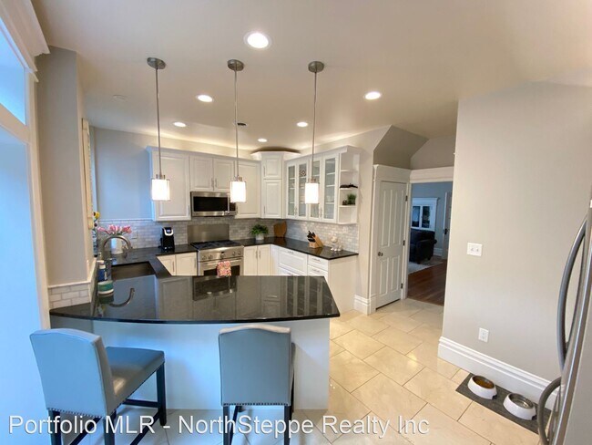 Building Photo - 4 br, 2.5 bath Apartment - 690 Neil Ave