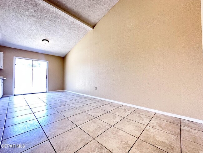 Building Photo - 3526 Oasis Dr