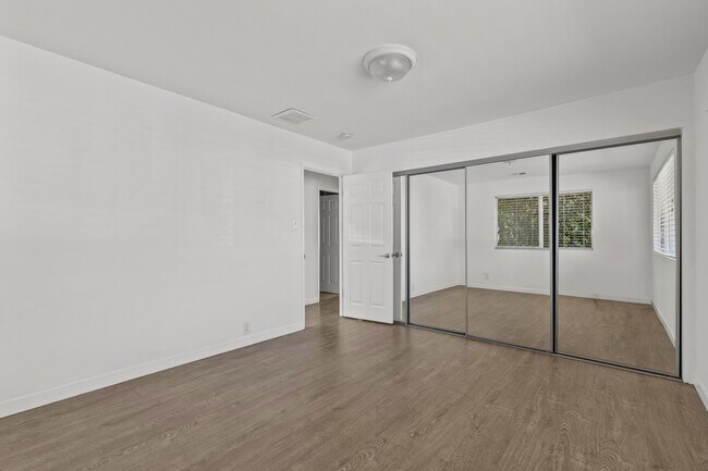 Foto del edificio - 8027 Handley Ave