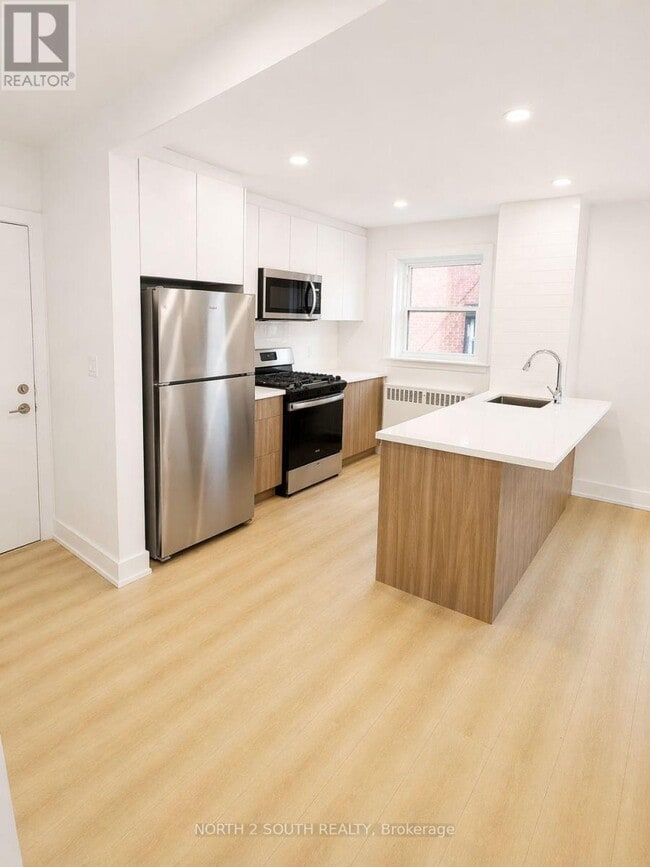 Building Photo - 1024 King St E