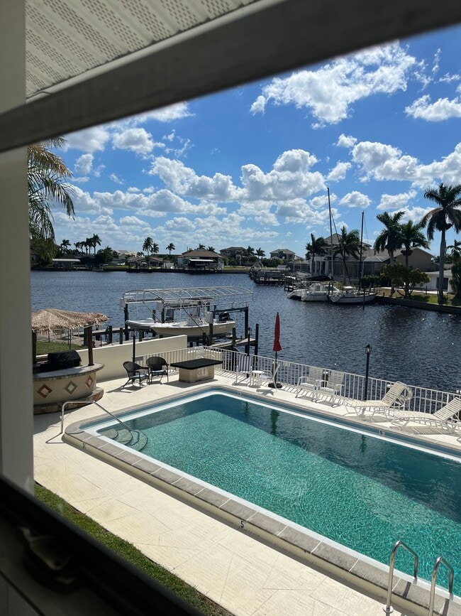 Pool with tiki Grills Tv - 1706 Bikini Ct
