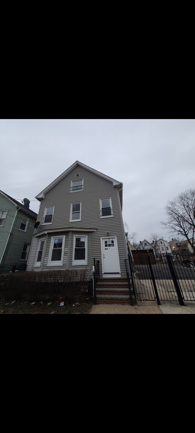 Building Photo - 156 Smith St