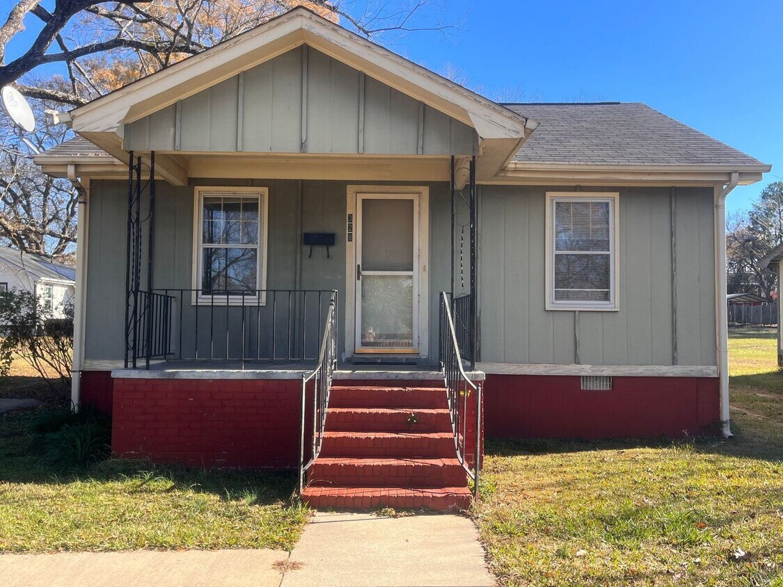 Primary Photo - Charming 2 bedroom, 1 Bathroom Home Walkin...