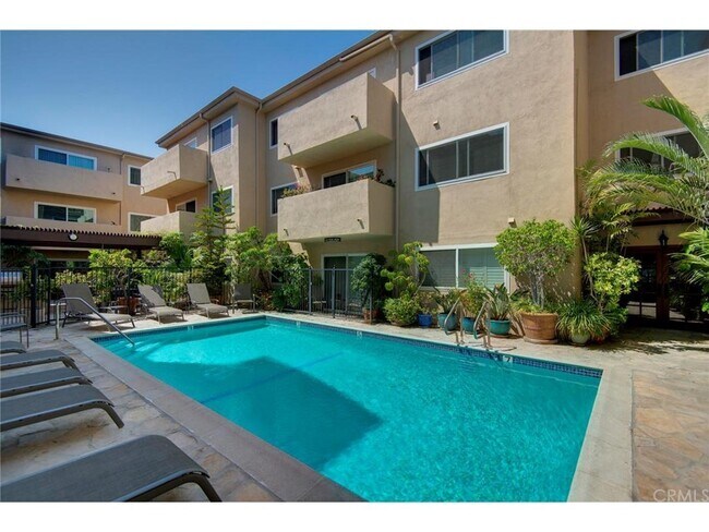 Foto del edificio - 1203 N Sweetzer Ave