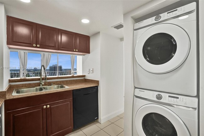 Building Photo - 7601 E Treasure Dr