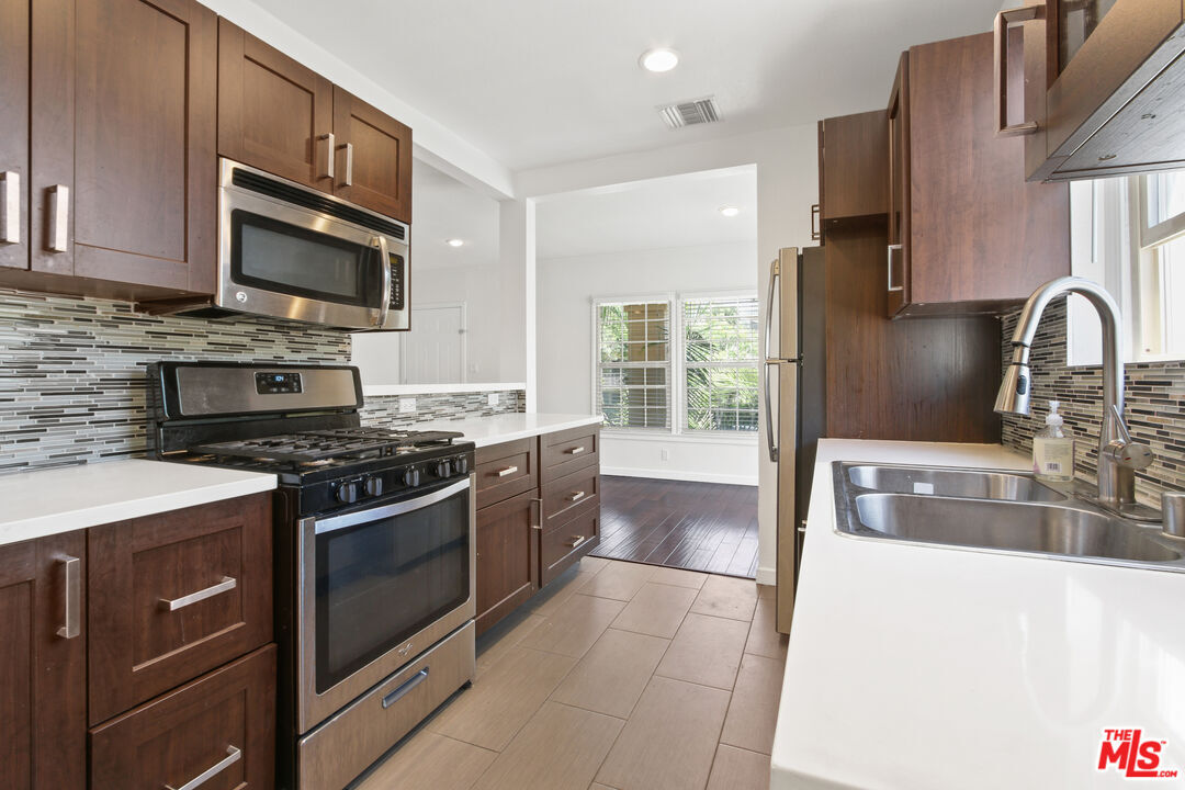 Primary Photo - 1335 S Roxbury Dr