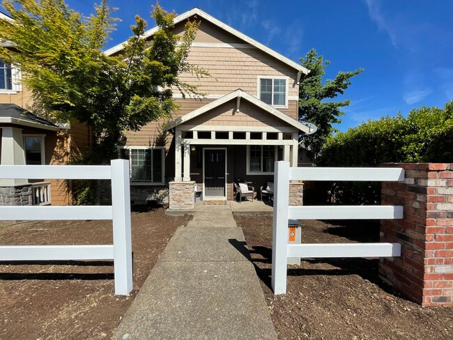 Building Photo - Story Book Home Available in Oregon City w...