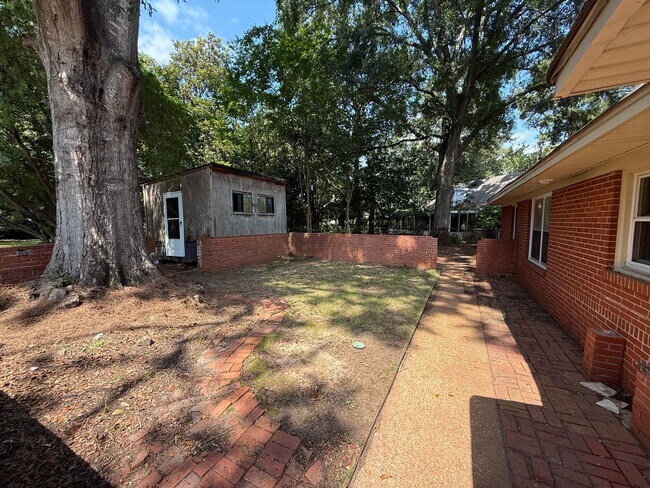 Foto del edificio - ** 4 Bed 2 Bath located in Dalraida ** Call 334-366-9198 to schedule a self tour