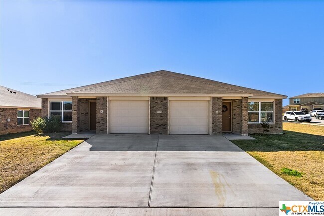 Building Photo - 1025 Cline Dr