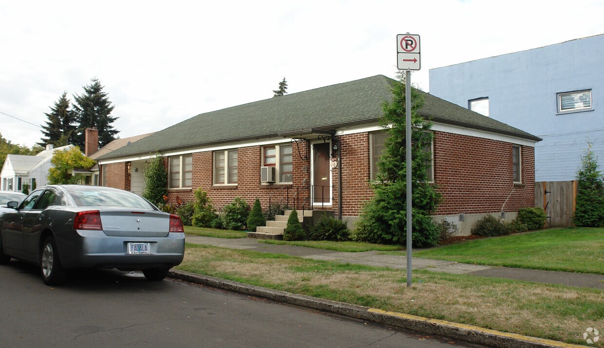 Building Photo - 7423 N Vincent Ave