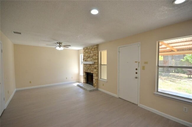 Foto del edificio - 13903 Lothian Dr