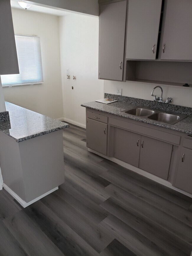 Building Photo - 301 Sandora St