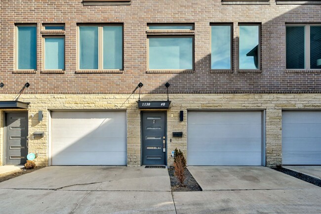 Foto del edificio - This luxurious 2BD/3BTH townhome in the he...