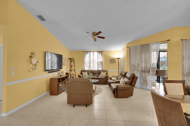 Building Photo - 5379 Verona Dr