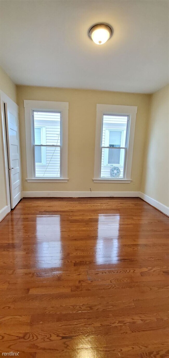 Foto del edificio - 3 br, 1 bath  - 180 Gilbert Ave 1st