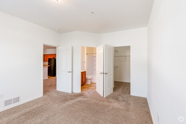 2 habitaciones, 2 baños - 1152 pies cuadrados - The Regal - Dormitorio - Hidden Ridge