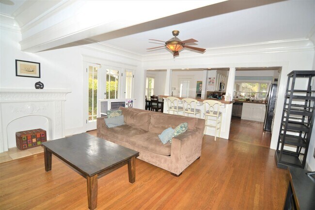 Foto del edificio - Beautiful Belmont Heights Home with Huge Backyard