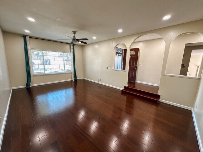 Building Photo - Dublin Home Available Now!