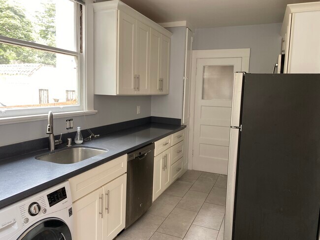 Remodeled kitchen w/ laundry and dishwasher - 2415 Hilgard Ave