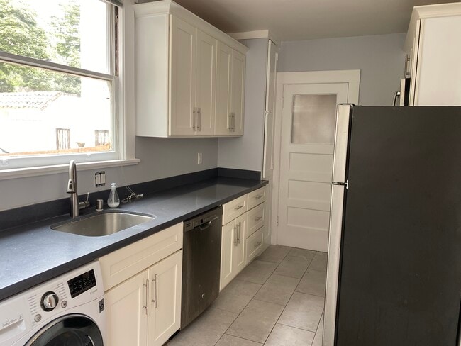 Remodeled kitchen w/ laundry and dishwasher - 2415 Hilgard Ave