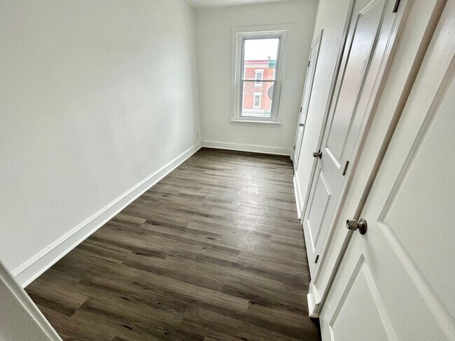 Foto del edificio - 2731 W Girard Ave