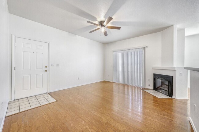 Foto del edificio - Adorable 1st Floor Condo In Gated Community!